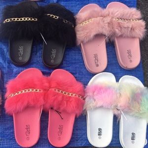 Fur sandals with gold chain for girls